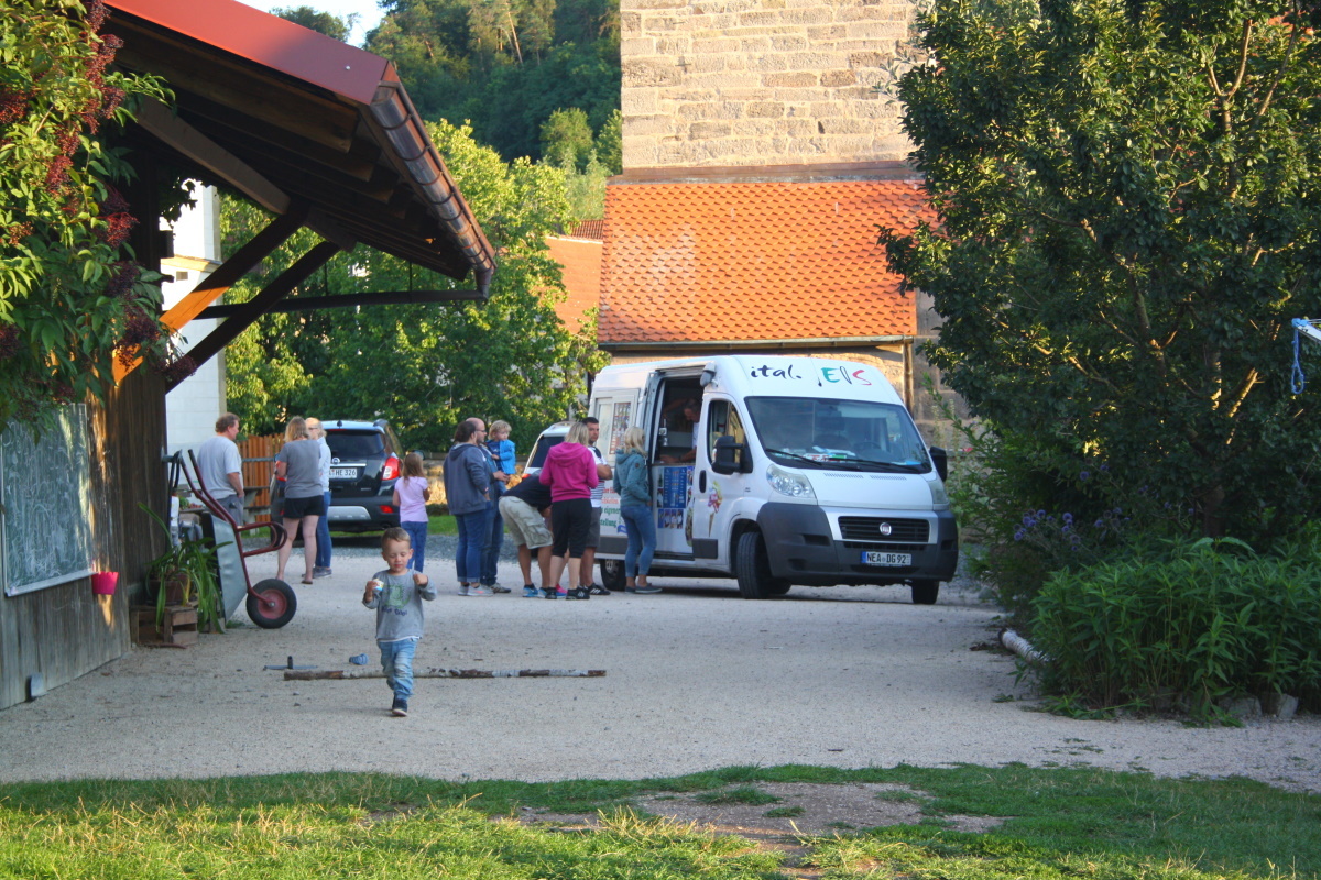Uns besucht auch das Eisauto:-)