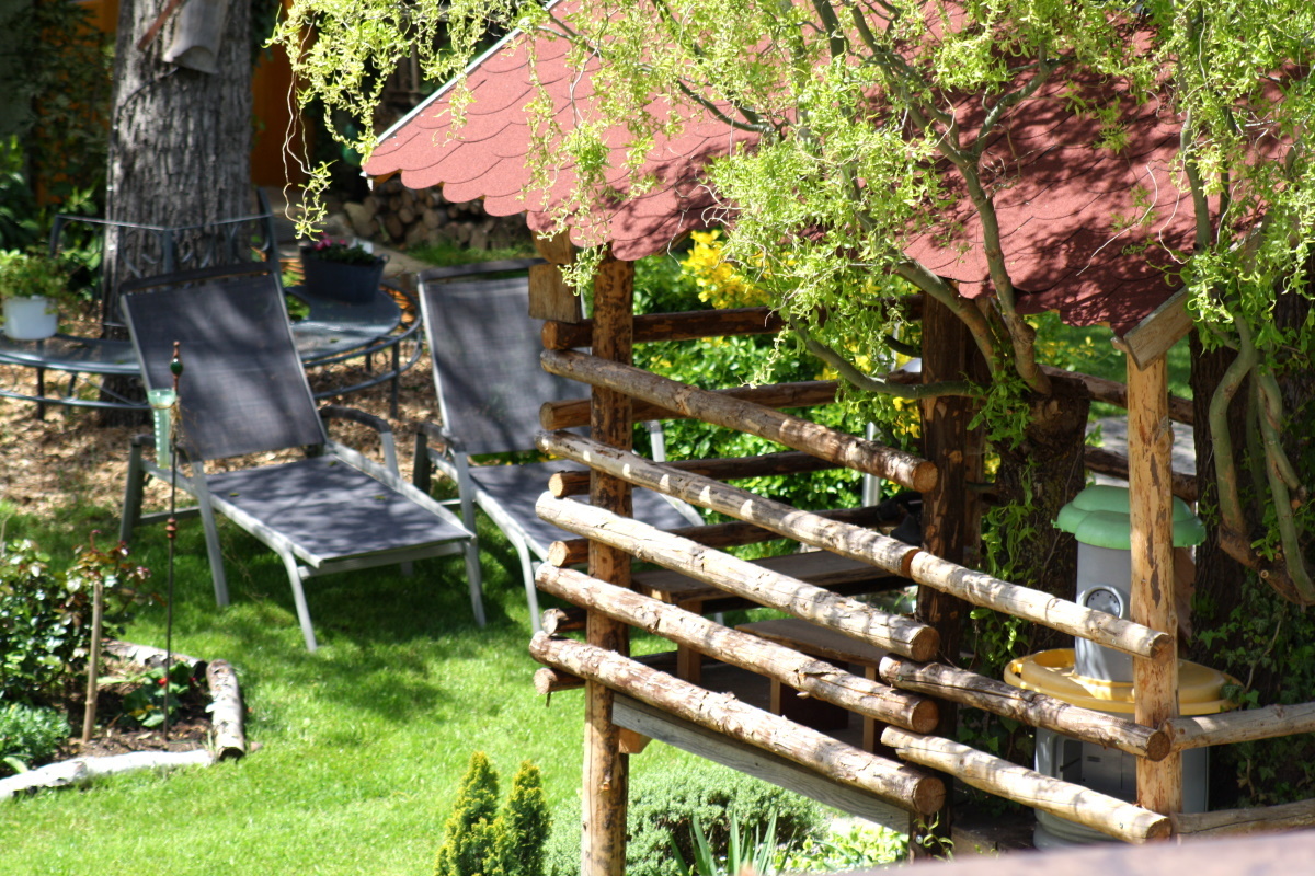 Weidenspielhäuschen für die Kids und für die Eltern Entspannung auf den Sonnenliegen